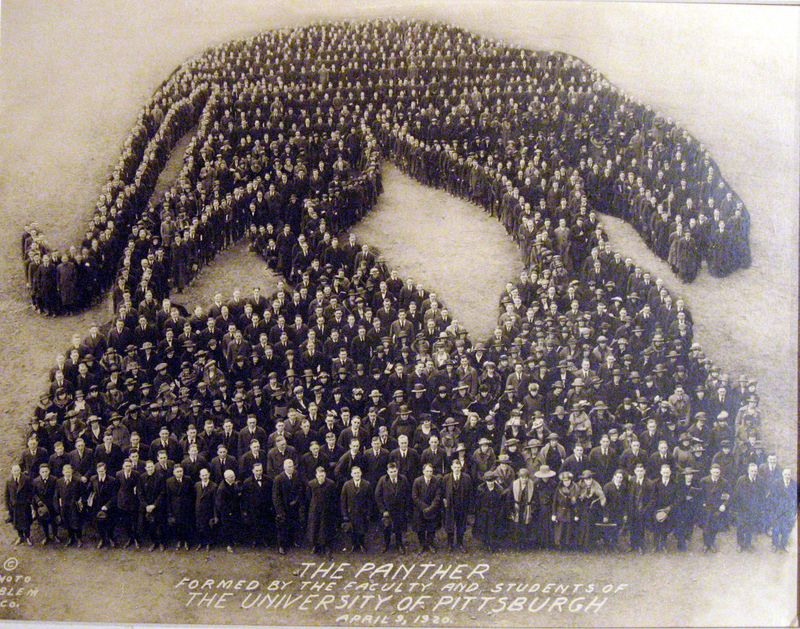 Illustration for article titled The Bizarre Phenomenon of Mass Photography